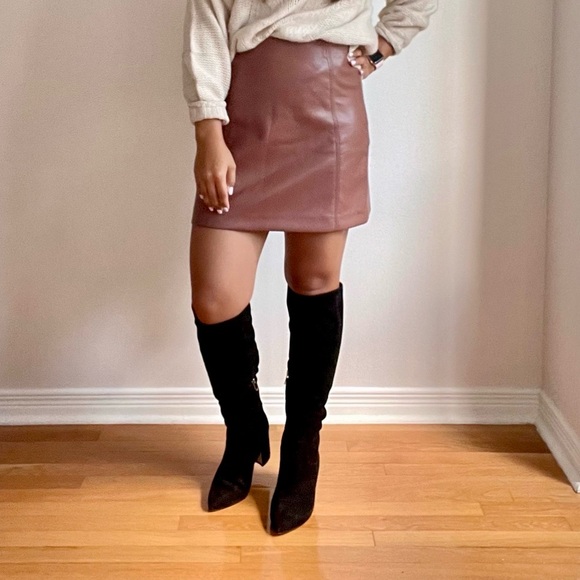 Babaton modern mini skirt in cognac - Picture 2 of 2